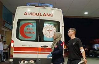 Motosiklet sürücüsü aracın altına girdi: 1 yaralı