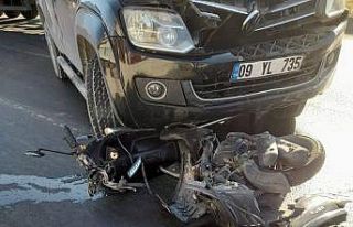 Motosiklet sürücüsü metrelerce sürüklendi