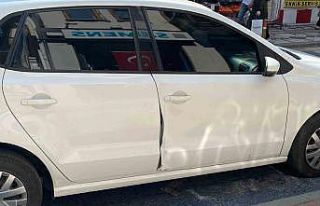 Motosiklet sürücüsü, otomobilin açılan kapısına...