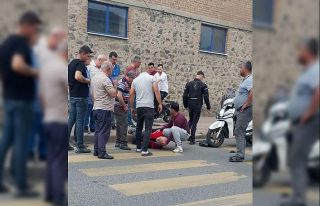 Motosikletli sürücü yayaya çarptı: O anlar kamerada