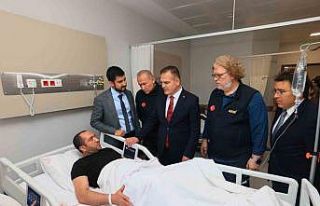 Muğla Valisi Akbıyık, depremde yaralanan vatandaşları...