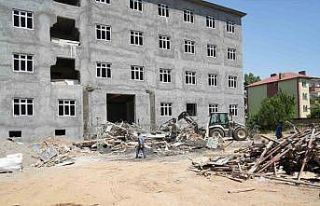 Muş’ta sundurma çöktü, 2 işçi yaralı