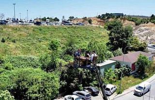 Müşteri manzara isteyince kafe sahibi vinç çağırdı