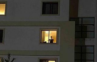 Öğrenci yurdunun penceresinden keman sesi yükseldi,...