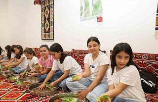 Öğrenciler aileleriyle çiğköfte yoğurdu