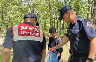 Öğrenciler jandarma ekipleriyle birlikte çöp topladı