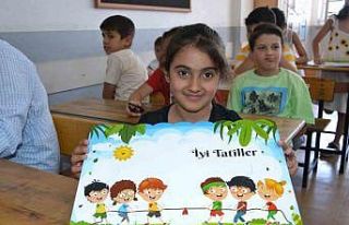 Öğrenciler karne mutluluğu yaşadı