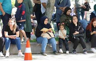 Öğrenciler sınfta ter döktü veliler dışarıda...