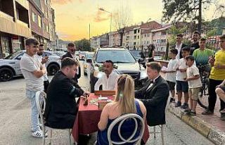 Okey masası kurarak düğün konvoyunun önünü...