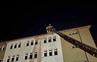 Okulun çatısında mahsur kalan yavru kedi, itfaiye...