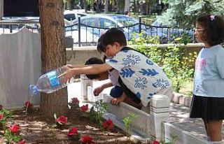Okulun yanındaki asırlık mezara öğrencilerden...