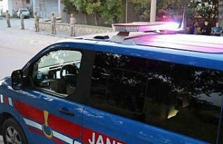 Önce kafasına vurdu, sonra boğazını kesip öldürdü