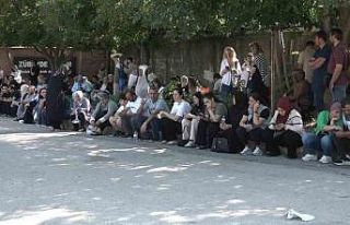 Onlar içeride, aileleri dışarıda ter döktü