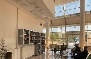 Ordu’da otobüs bekleyenler, kitap okuyarak vakit...