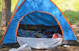 Ormanda çadır kurup kamp yapan öğretmen kayboldu