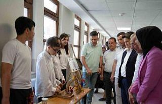 Ortaokul öğrencilerin atık malzemelerden yaptığı...