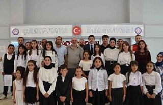 Ortaokul öğrencilerinden şiir programı