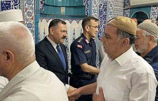 Osmaniye’de bayram namazında vatandaşlar camilere...