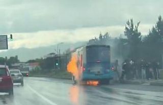 Otobüs bir anda alev aldı, yolcular panikle kaçtı