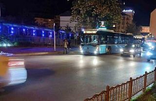 Otobüsten inen kadın yolcuya motosiklet çarptı