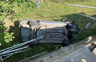 Otomobil 2 metre yükseklikten düştü: Sürücü...