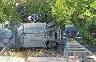 Otomobil dereye düştü: 1 yaralı