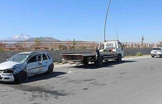 Otomobil direğe çarptı, hamile kadın ve bebeği...