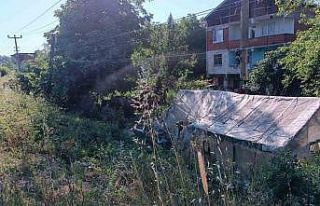 Otomobil evin bahçesine savruldu: 1 ölü, 3 yaralı