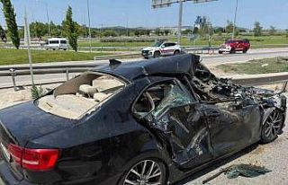 Otomobil freni kilitlenen biçerdöverin altına girdi:...