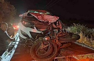 Otomobil ile çarpışan motosikletteki 2 kişi hayatını...