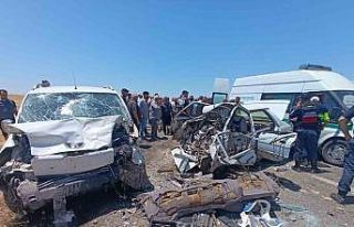 Otomobil ile hafif ticari araç çarpıştı: 4 ölü,...