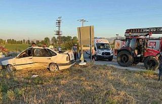 Otomobil ile traktörün çarpıştığı kazada 4...