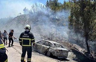 Otomobil istinat duvarına çarptı: Araçta sıkışan...