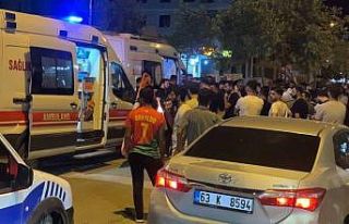 Otomobil park halindeki araçlara çarptı: 4 yaralı