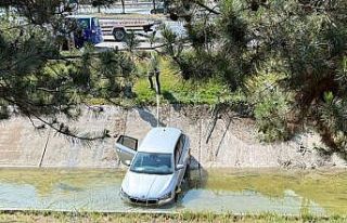 Otomobil sulama kanalına uçtu