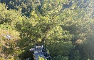 Otomobil uçurumdan uçtu: 1 ölü, 2 yaralı