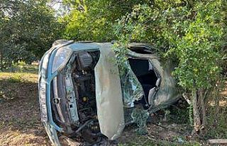 Otomobil yol kenarındaki tarlaya girip yan yattı:...