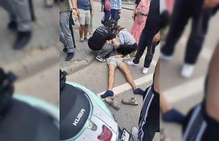 Otomobilin çarptığı 2 motosikletteki gençler...