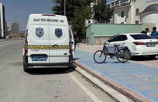 Otomobilin çarptığı bisikletli hayatını kaybetti