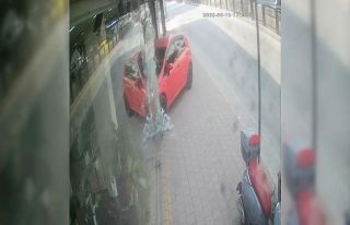 Otomobilin mağazaya daldığı anlar kamerada