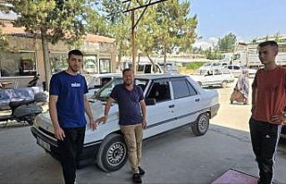 Otomobilin torpidosuna sıkışan yavru kedi, ustaların...