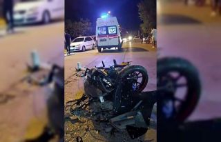 Otomobille çarpışan motosikletin sürücüsü metrelerce...