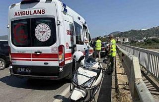 Otomobille motosiklet çarpıştı: 1 yaralı