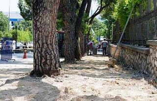 Özer Türk Caddesi’nde kaldırım yenileme çalışmaları...