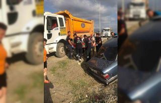 Park halindeki araca çarpıp kum tepesine saplandı