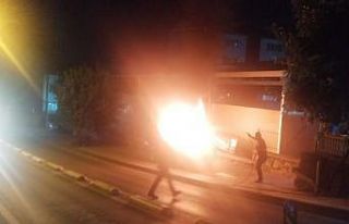 Park halindeki otomobil alevlere teslim oldu