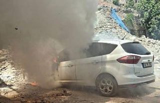 Park halindeki otomobil yandı