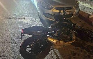 Park halindeki otomobile çarpan motosiklet sürücüsü...