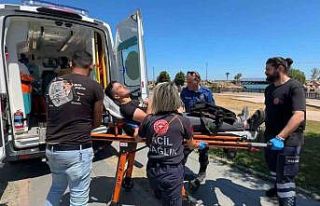Parkta hareketsiz yatan genç hastaneye kaldırıldı