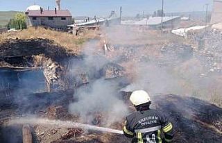 Pasinler’de ahır yangını